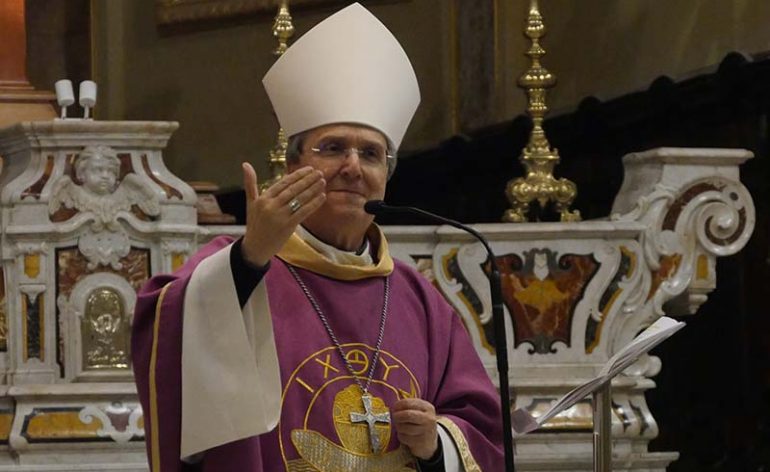 il vescovo savino con la casula viola